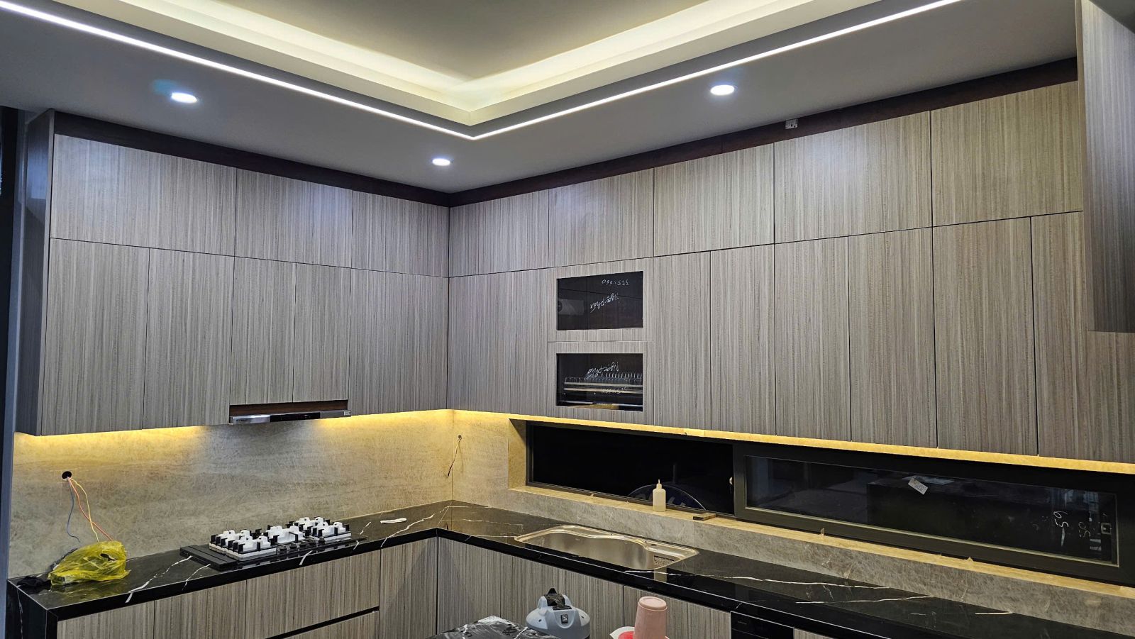 Chi Tiết Tủ Bếp & Đèn Gầm