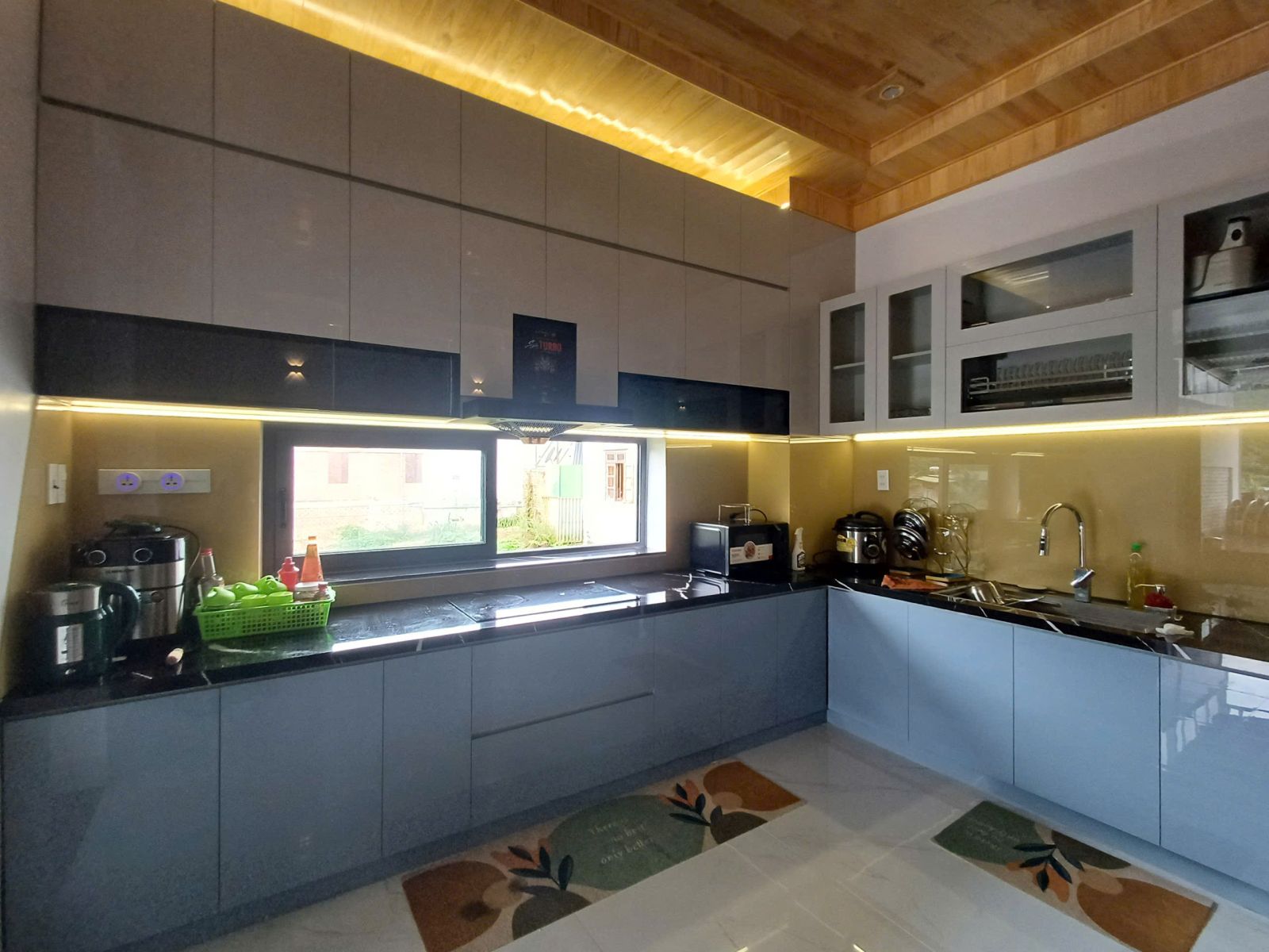 Bếp & cửa sổ